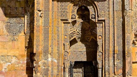 The Mosque of Divriği! A Symphony in Stone Where Light and Shadow Dance