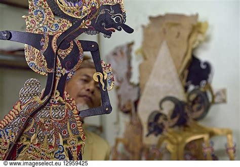  The Keraton Surakarta Shadow Puppet Show: A Dance of Intricate Details and Vivid Symbolism!